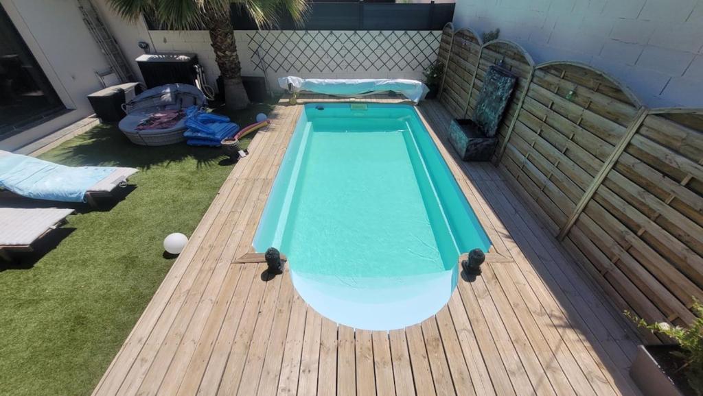 Villa avec trois chambres, piscine et parking - 1