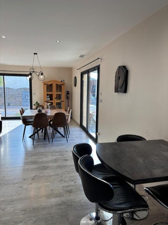 Villa avec trois chambres, piscine et parking - 3