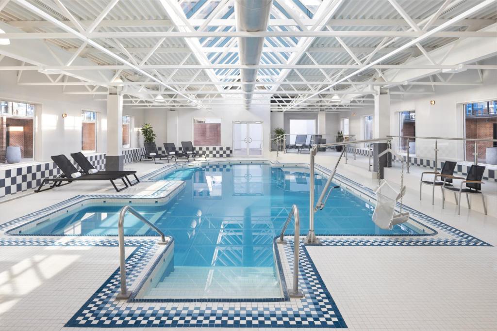 Swimming pool, Delta Hotels Halifax Downtown in Halifax (NS)
