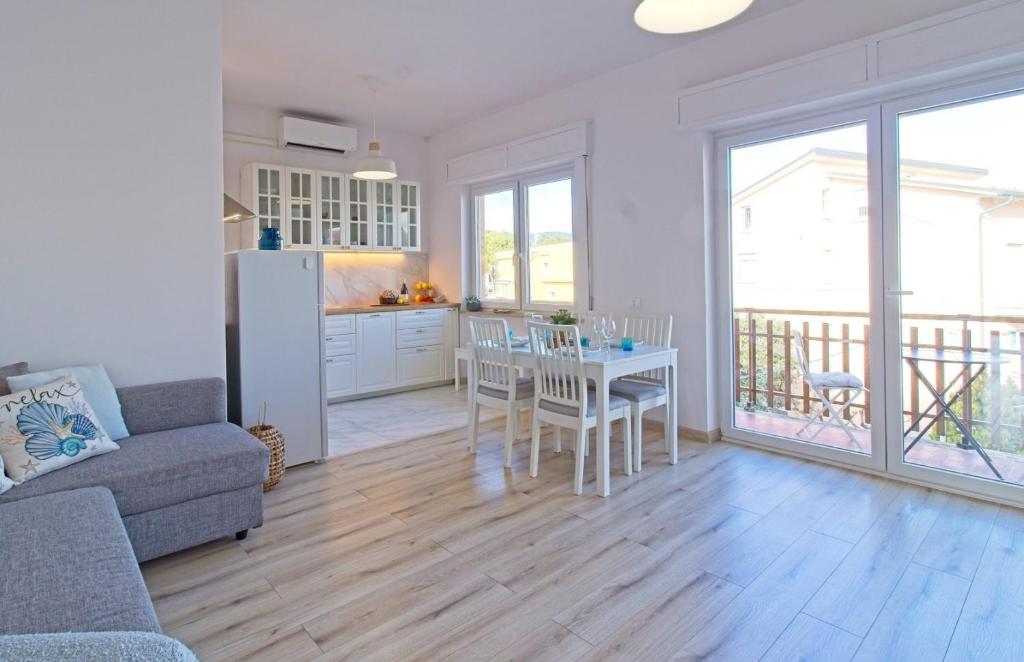 241 - Quadrilo completamente ristrutturato al secondo piano, vista mare 50 mt dalla spiaggia - WI FI e SPIAGGIA INCLUSA - 1