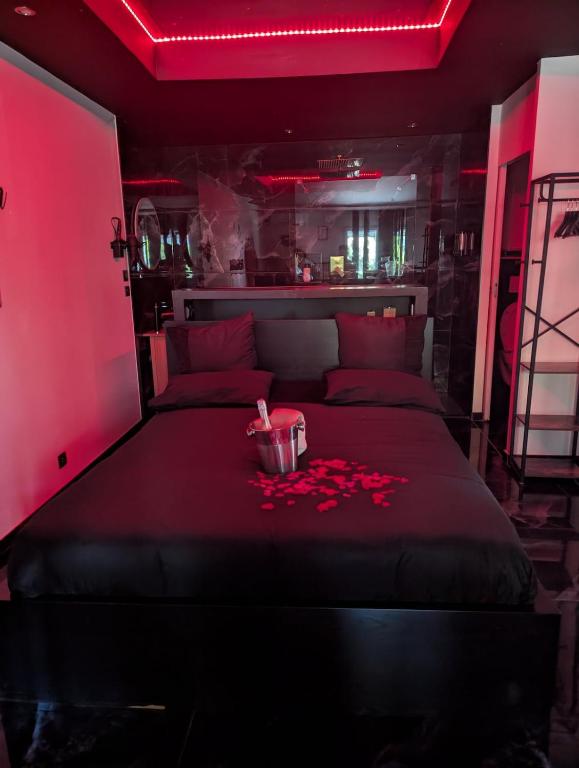 Romantique room,salon massage,mirroir,croix,parking - 2