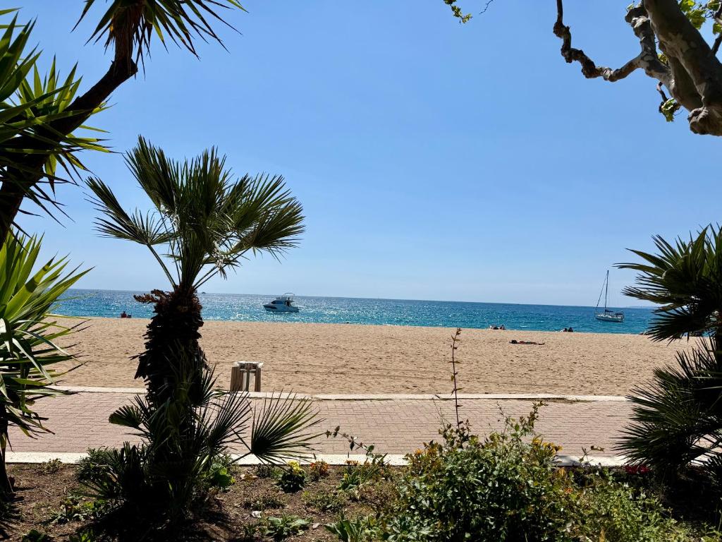 Fréjus Plage à deux pas du port et de la basilique de Saint Raphaël, restaurants, plages et marché nocturne - 1