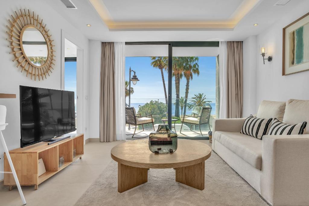 La Viu - Luxury Beachfront Apartment by Finest Rentals - 3