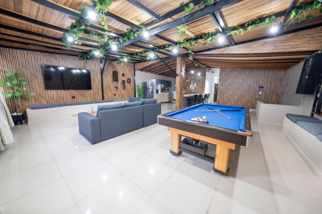 6 bedroom penthouse with pool table- 1 block from Lleras park p4 - 1