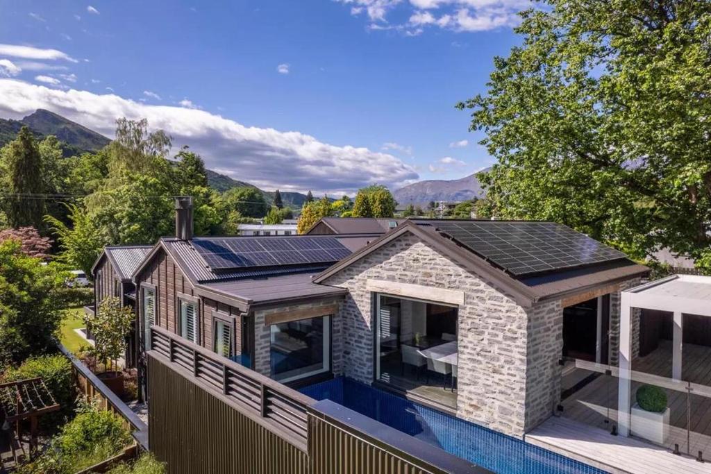 Located in Queenstown tourist area
