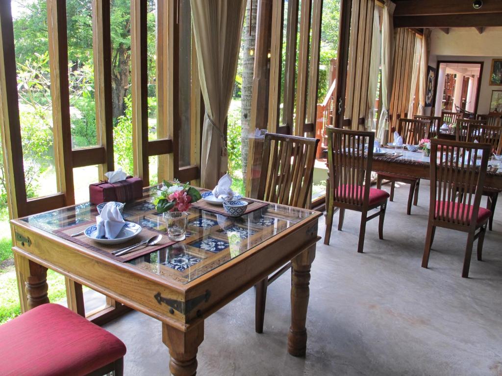 Restaurant, Dhabkwan Resort in Nonthaburi