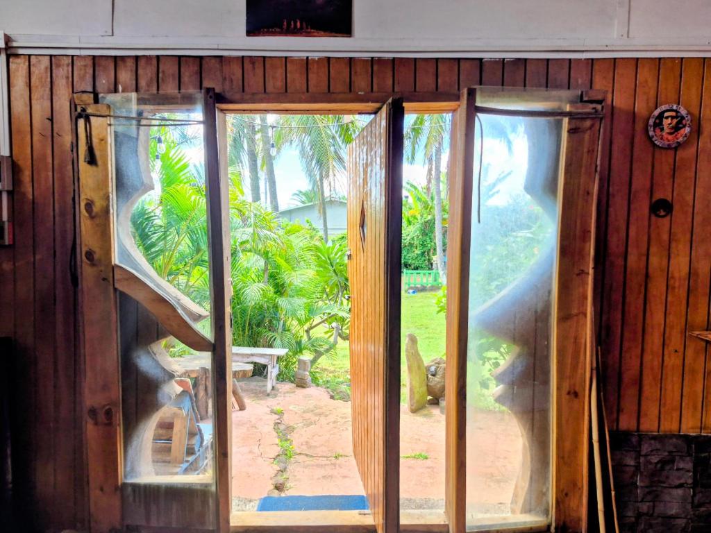 Cabaña mística Reimiro frente al mar patio de esculturas Rapa Nui - 2