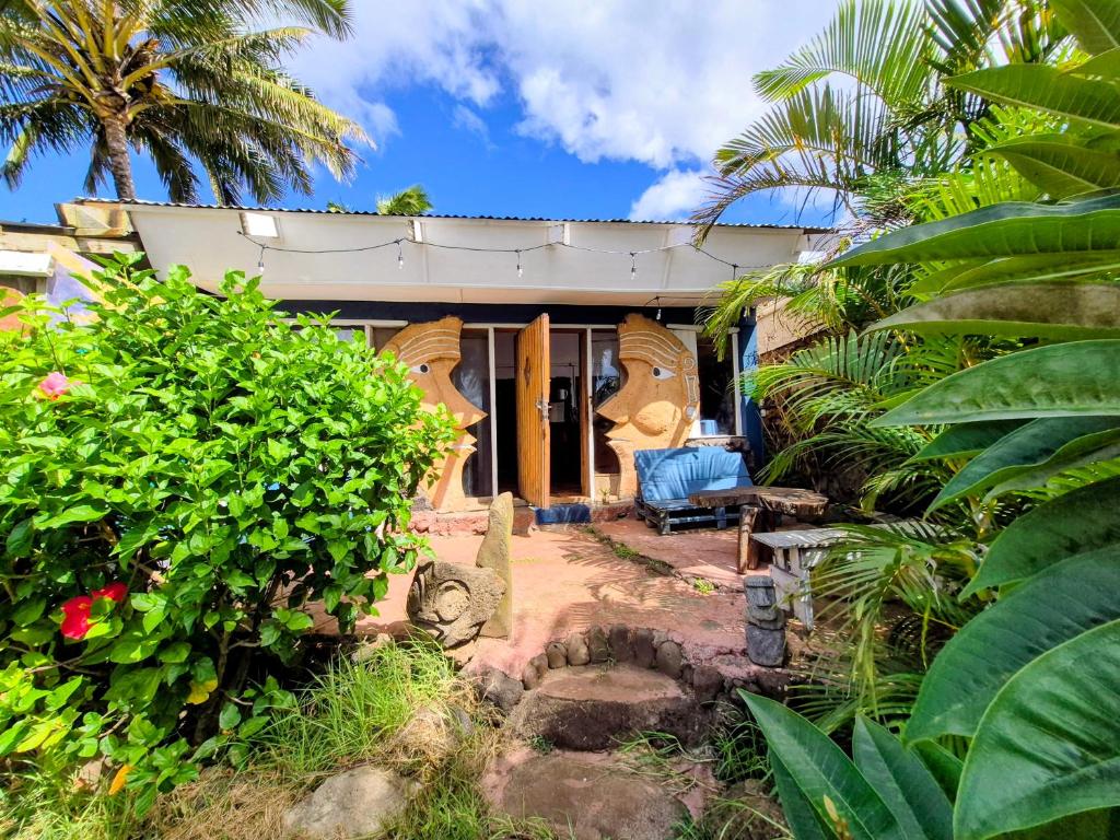 Cabaña mística Reimiro frente al mar patio de esculturas Rapa Nui - 4
