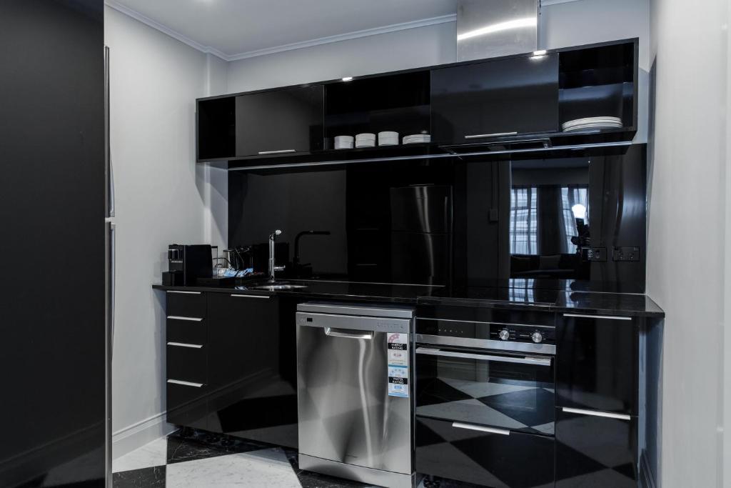 Kitchen, DoubleTree by Hilton Wellington in Wellington