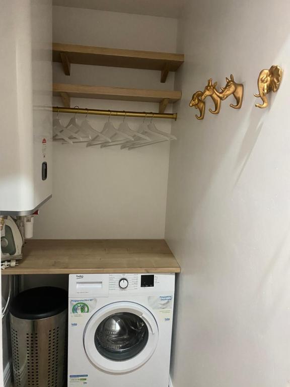 Studio climatisé 3 minutes mer, parking, central, terrasse, cosy - 2