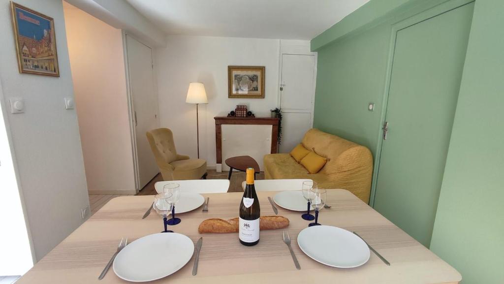 Appartement de charme XVIe siècle avec vue sur les toits Charming 1-Bedroom Apartment with Rooftop Views - 1