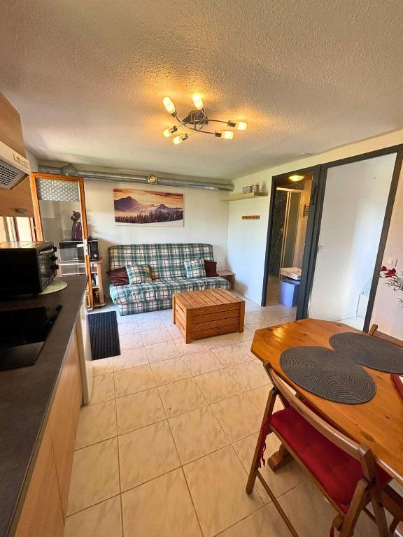 Charmant studio en rez-de-chaussée de chalet - 1