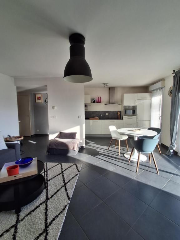Superbe logement, proche commerces, stade et plage - 1