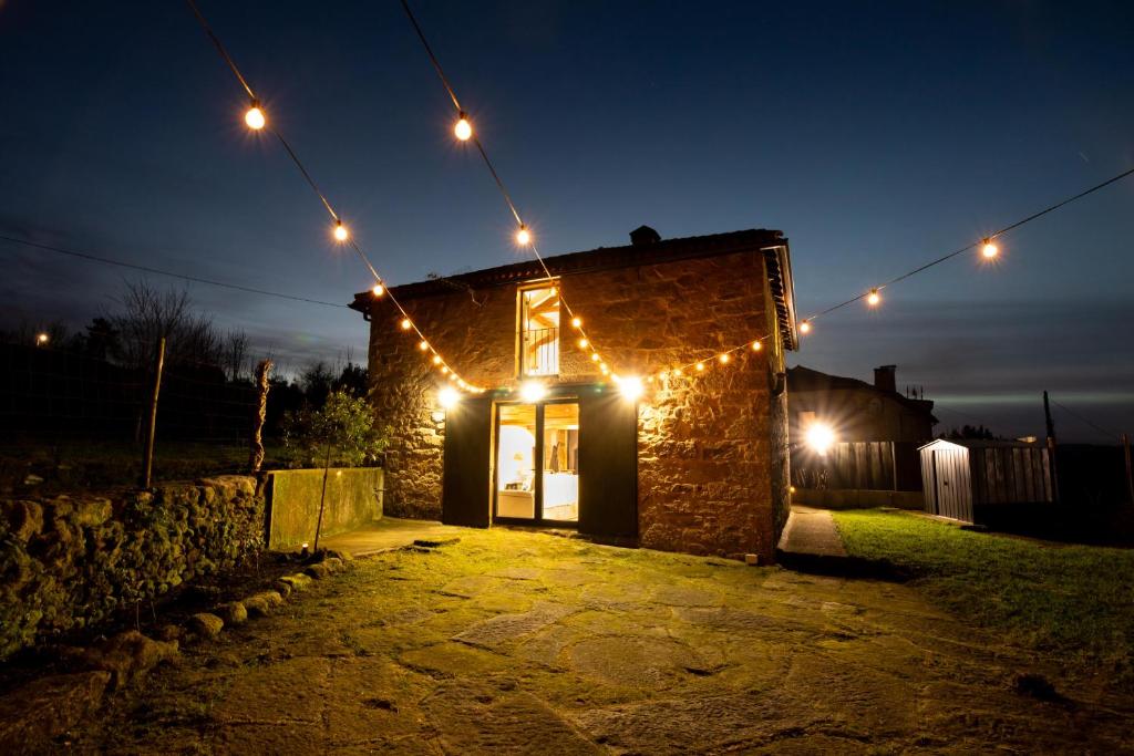 Encantadora Villa de Piedra con Jardín y Chimenea - 2