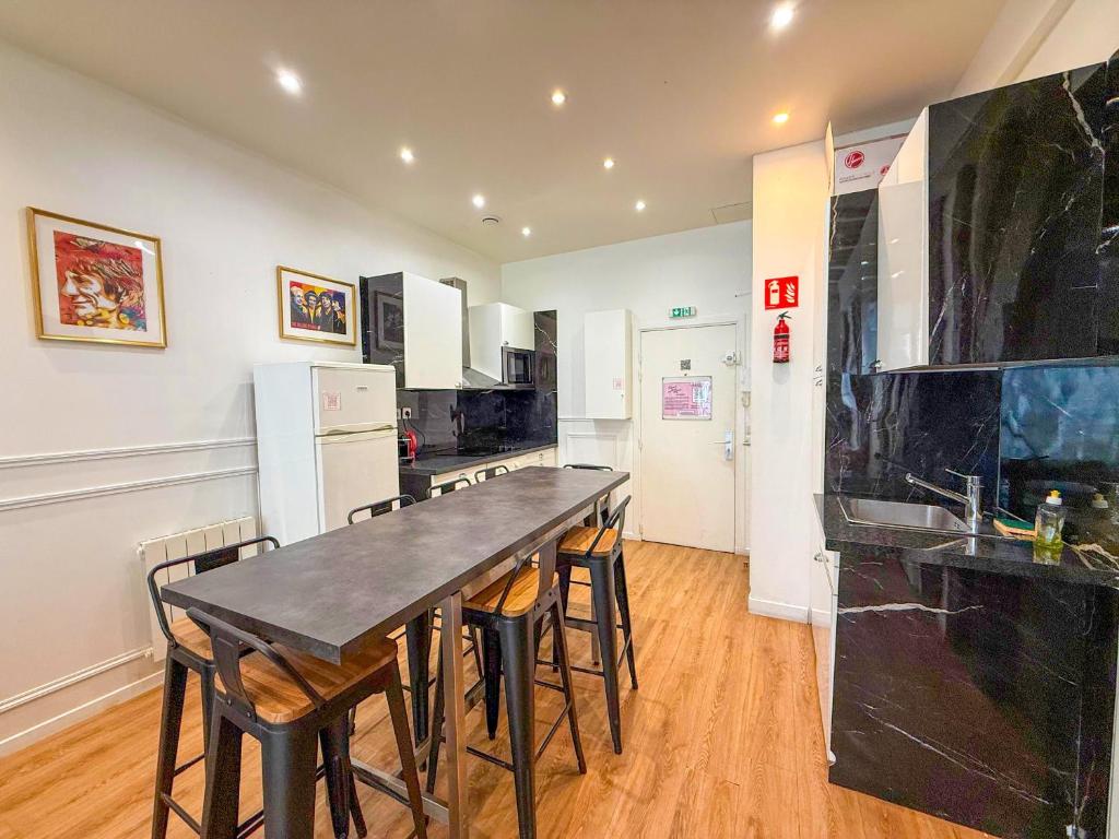 UrbanFlat 68 - Marvellous Rolling Stones Apartment in Paris - 4