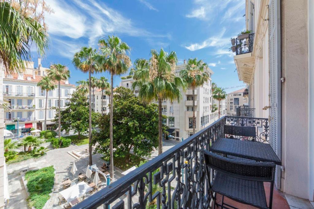 Chic and modern 65 m2 apartment-Cannes city center-1 bedroom 1 mezzanine - 3