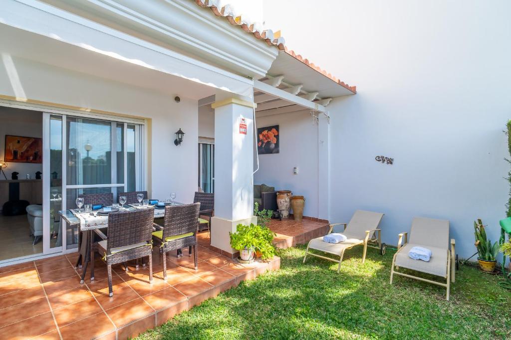 Cubo's Chaparral Townhouse & Community Pool - 3