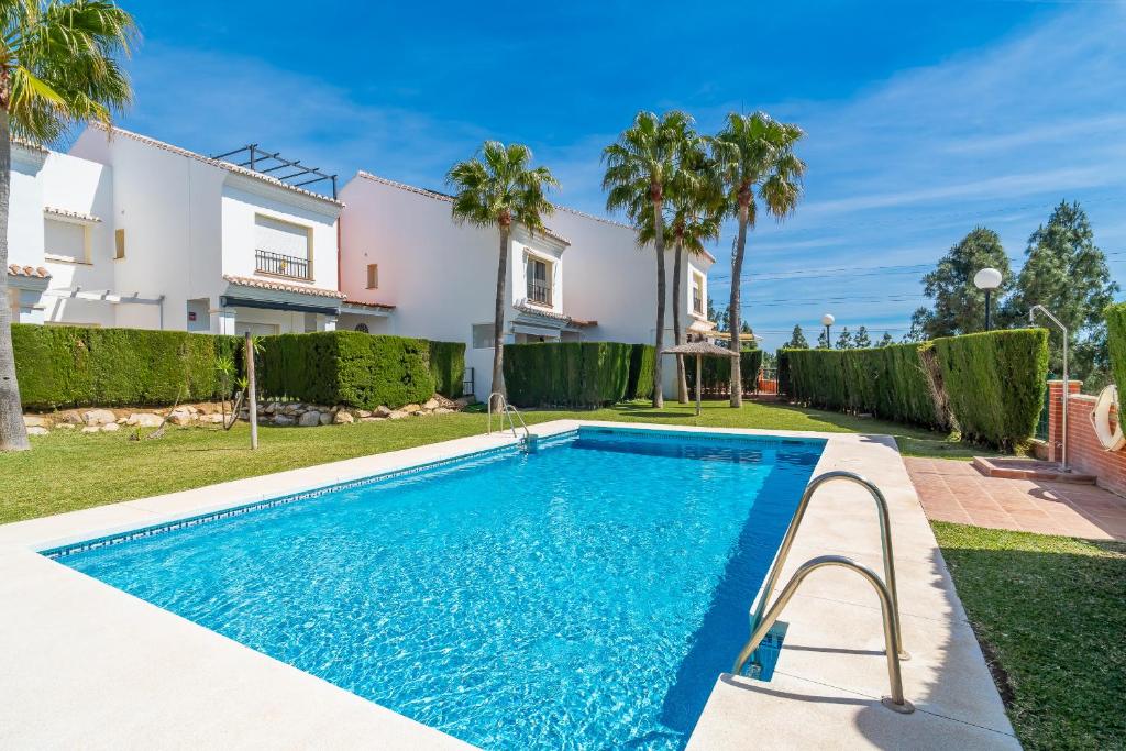 Cubo's Chaparral Townhouse & Community Pool - 2