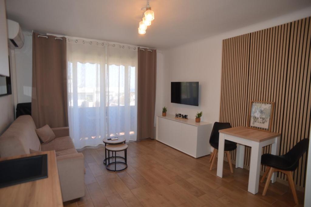 55E - Superbe studio climatisé entièrement rénové au 5ème et dernier étage sur le bord de Mer de Menton - 3
