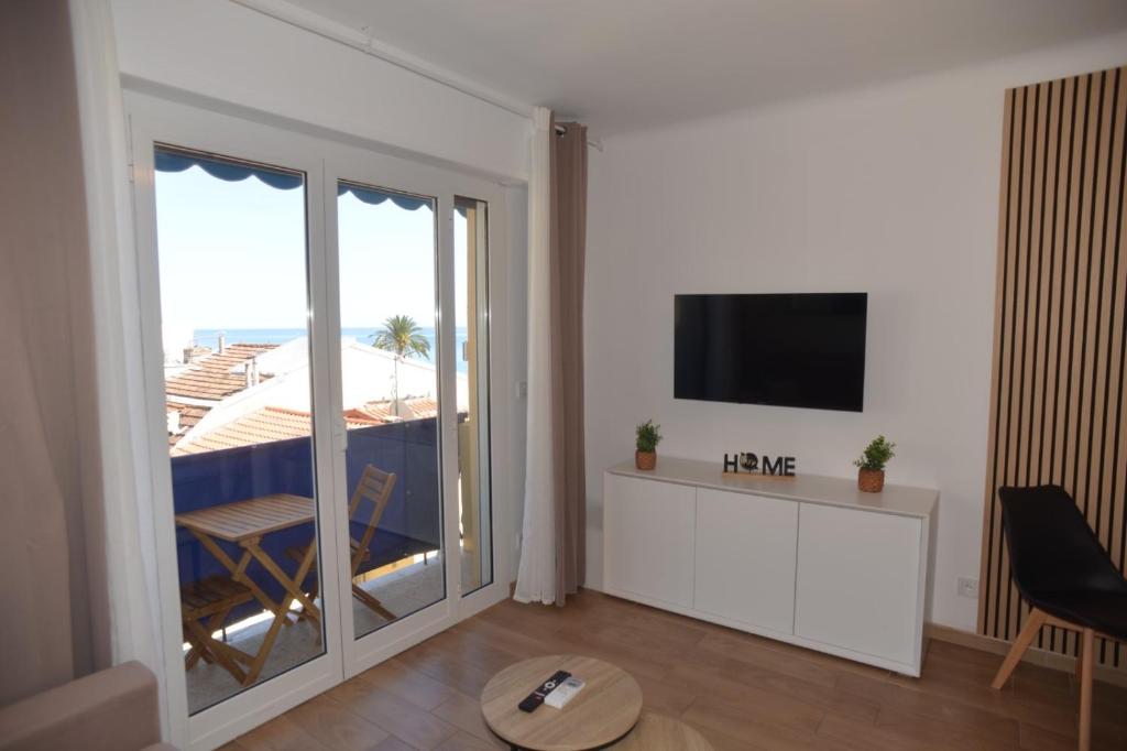 55E - Superbe studio climatisé entièrement rénové au 5ème et dernier étage sur le bord de Mer de Menton - 5