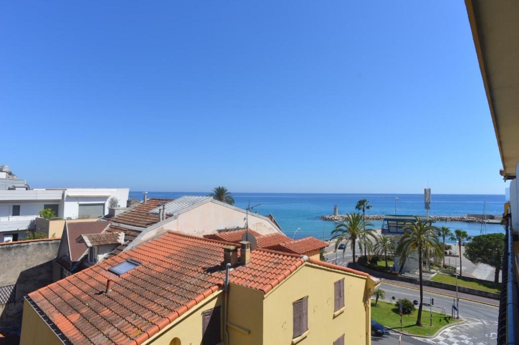 55E - Superbe studio climatisé entièrement rénové au 5ème et dernier étage sur le bord de Mer de Menton - 2
