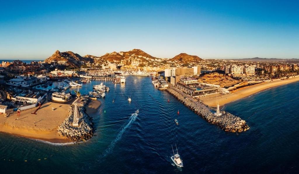 Cozy and Central 2 Beds 1 Bath Cabo Marina Condo - 4