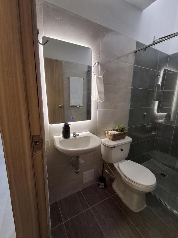 Suite moderna con parqueadero y cocina equipada - 3