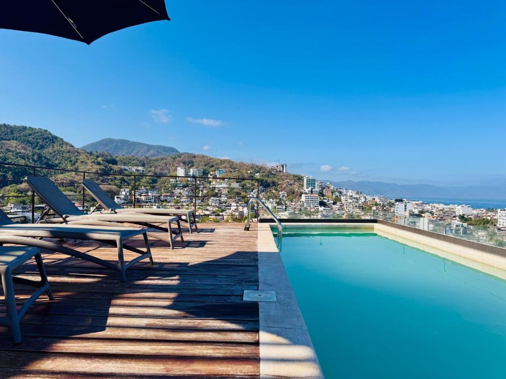 New Designer 2BR w Rooftop Pool, Gym, Stunning Views, 7 min Malecon & Beach - 1