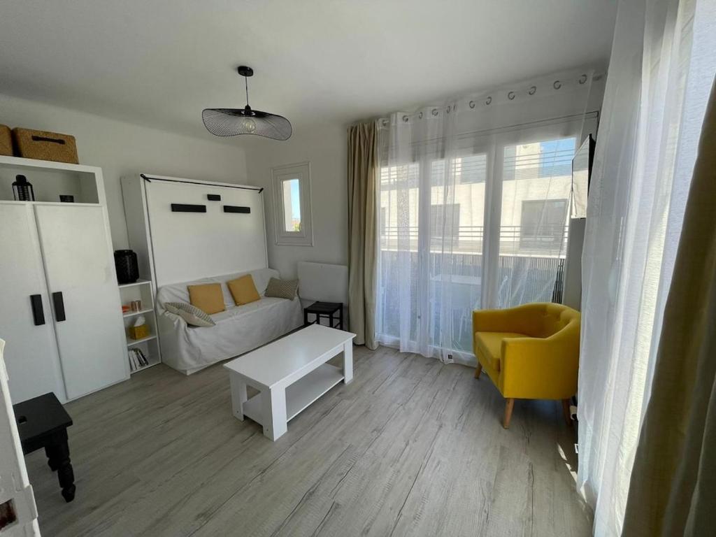 Cozy studio avec balcon 300 m de la mer - 1