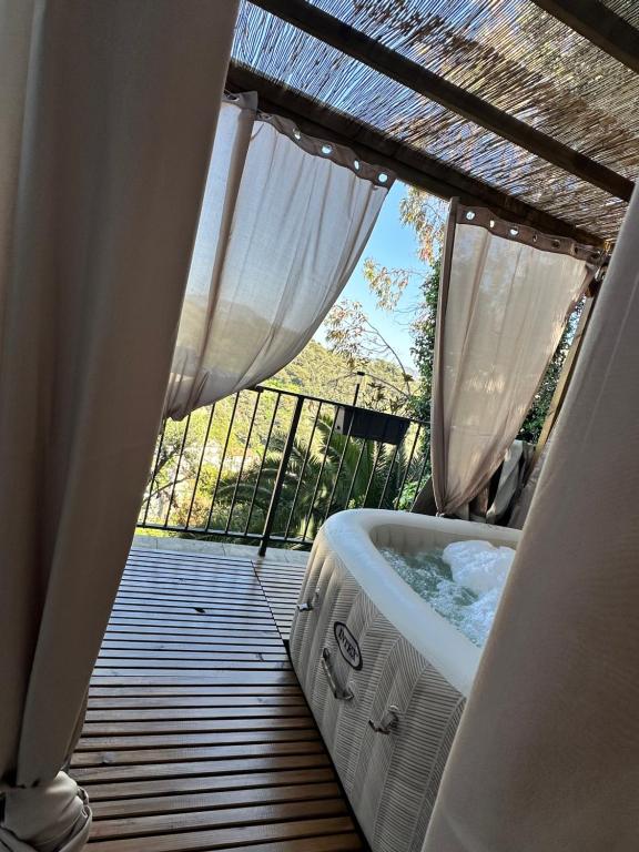 Studio romantique avec jacuzzi privé - aperçu mer - terrasse - parking gratuit - 3