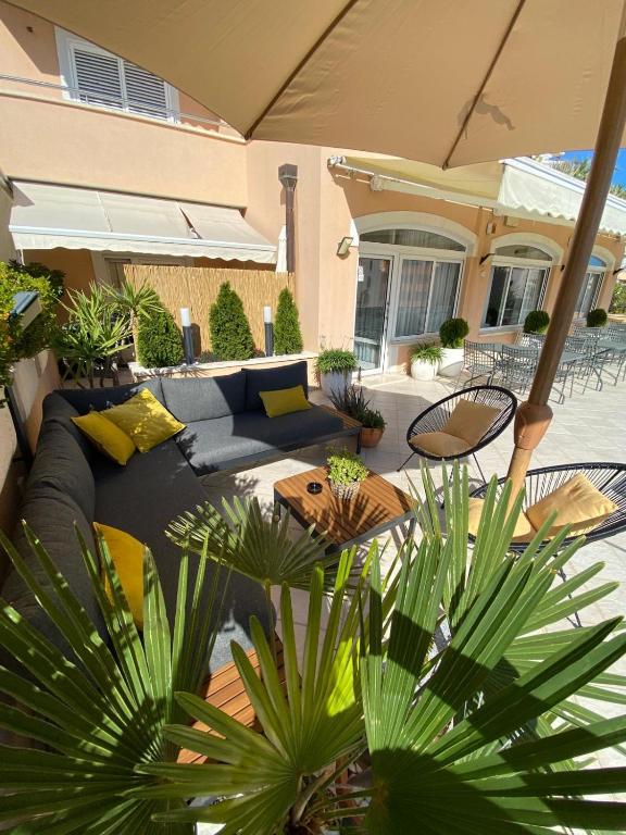 Hotel Rosina — Hotel building in Makarska, Split-Dalmatia