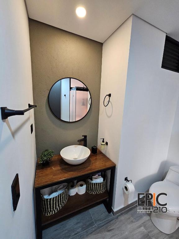 Epic Suite 210 Deluxe Airport - 5