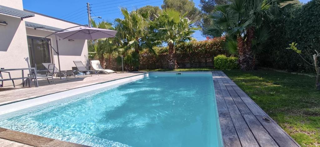 Luxurious air-conditioned 3-bedroom villa with swimming pool and garden - 2