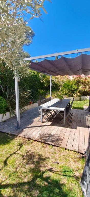 Luxurious air-conditioned 3-bedroom villa with swimming pool and garden - 3