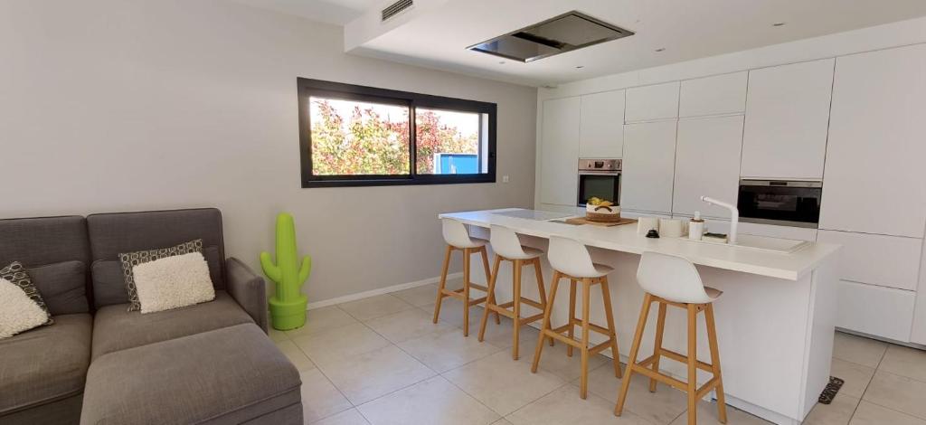 Luxurious air-conditioned 3-bedroom villa with swimming pool and garden - 4