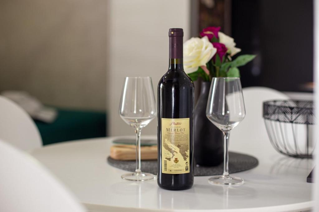 Victoria Studio 73 - 5