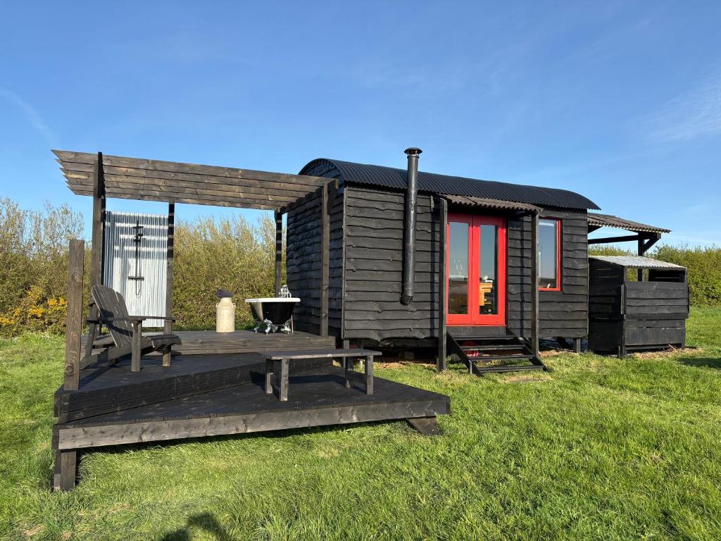 Shepherds Hut in a Private Meadow, Hartland, Hartland - pet-friendly stay