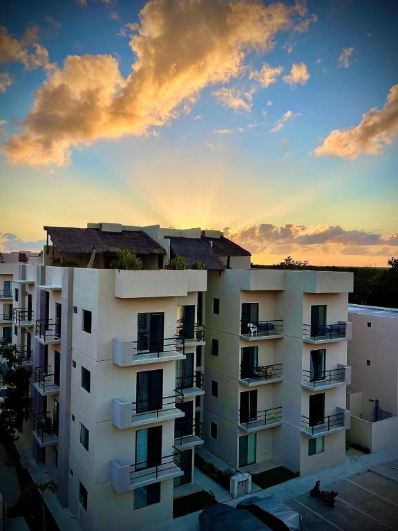 2 pools,long stays,peaceful complex,relax,WiFi,remote work,8mins drive to beach,casa Yellowstone - 1