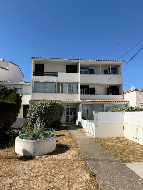 Appartement 2 pièces entièrement rénové et équipé à 150 m de la plage avec parking - 2