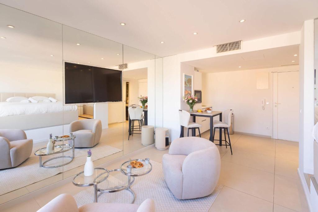 Le Semiramis l Central & Views l Shellter Rentals - 2
