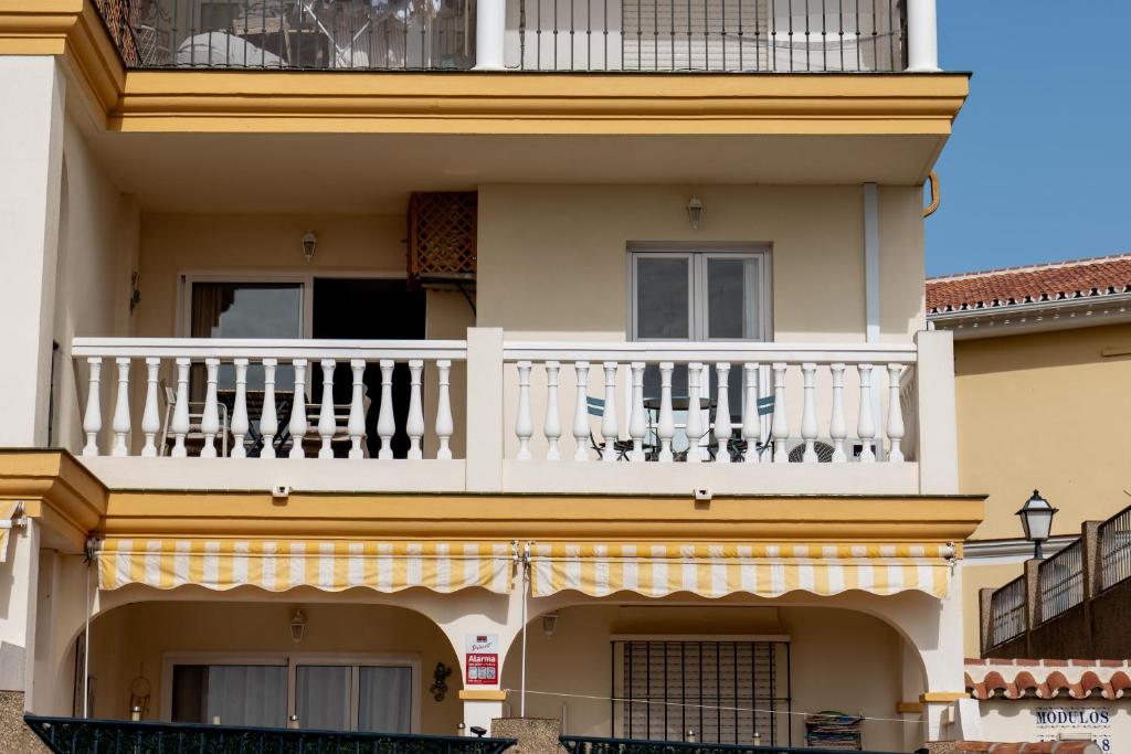 Sunny 2BR Apartment Near Faro Beach with Balcony - 3