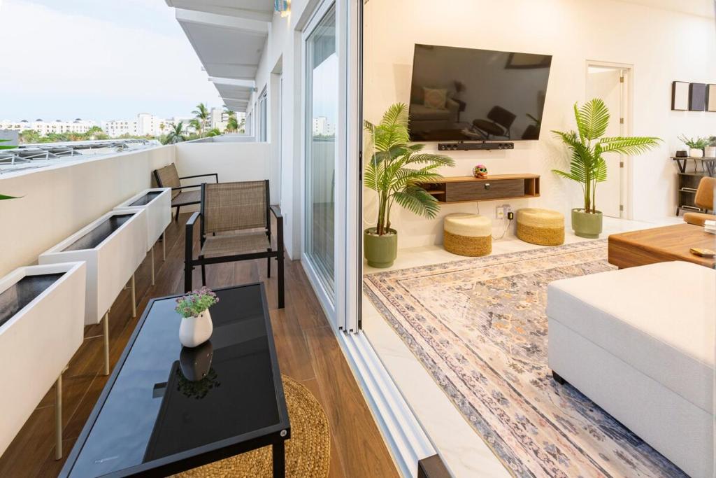 2BDR Condo Beach Downtown Jacuzzi Pool Amenities - 4