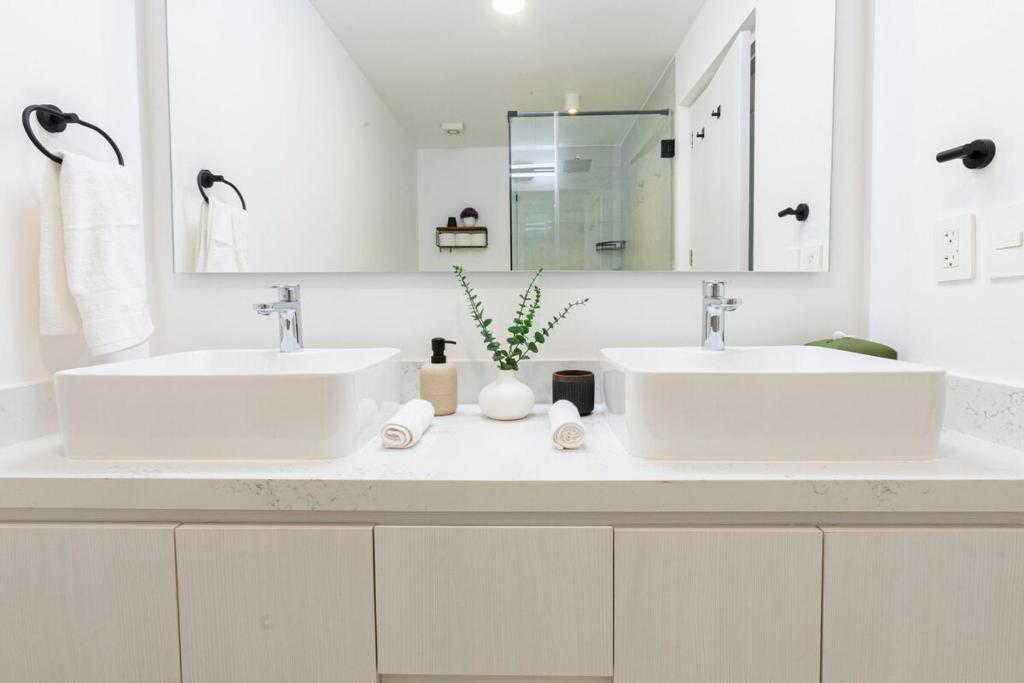 2BDR Condo Beach Downtown Jacuzzi Pool Amenities - 5