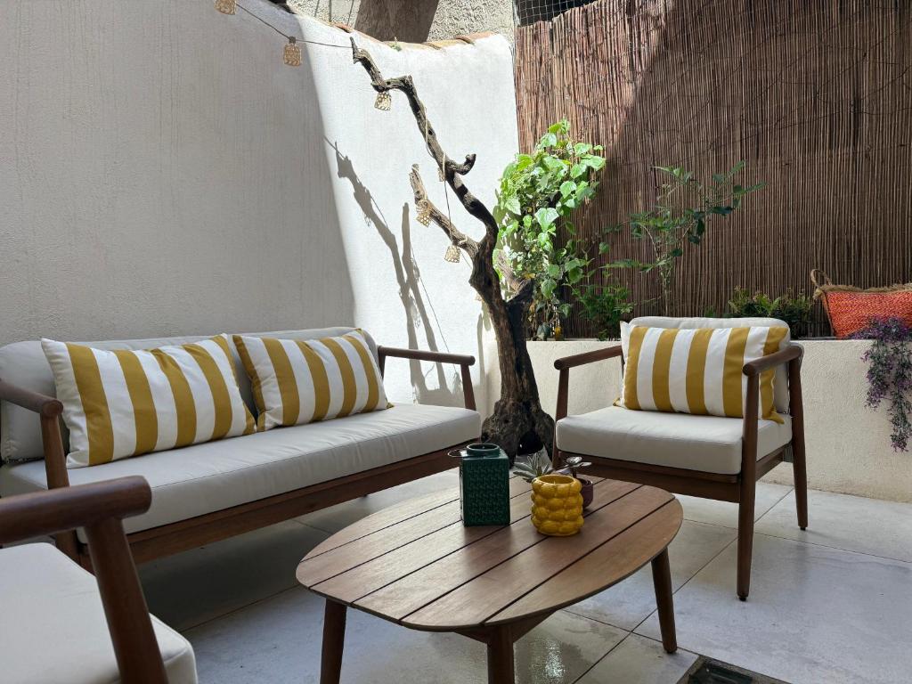 Quiet & luxury Designer Studio, 2 Patios & Full AC - 2