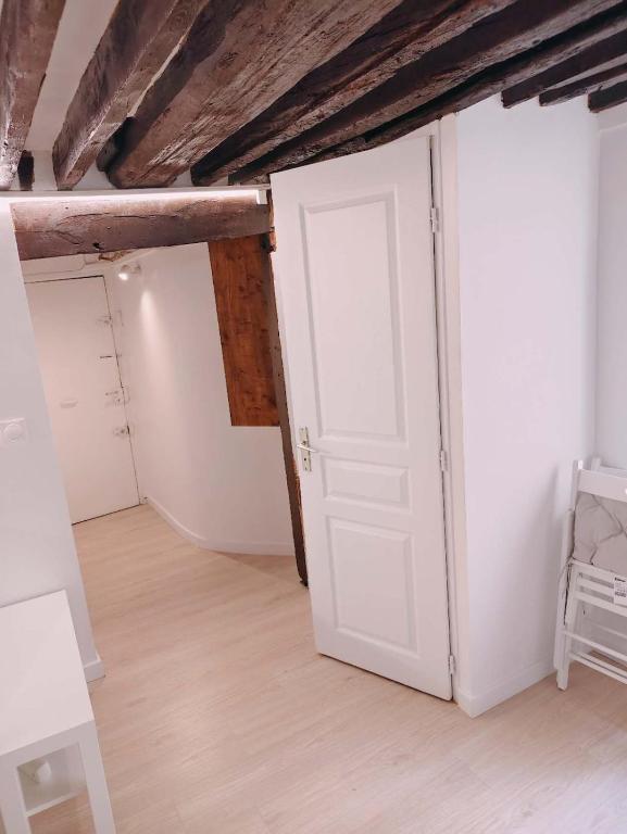 Beautiful 2-Room Apartment in Provence, Galeries Lafayette - 2