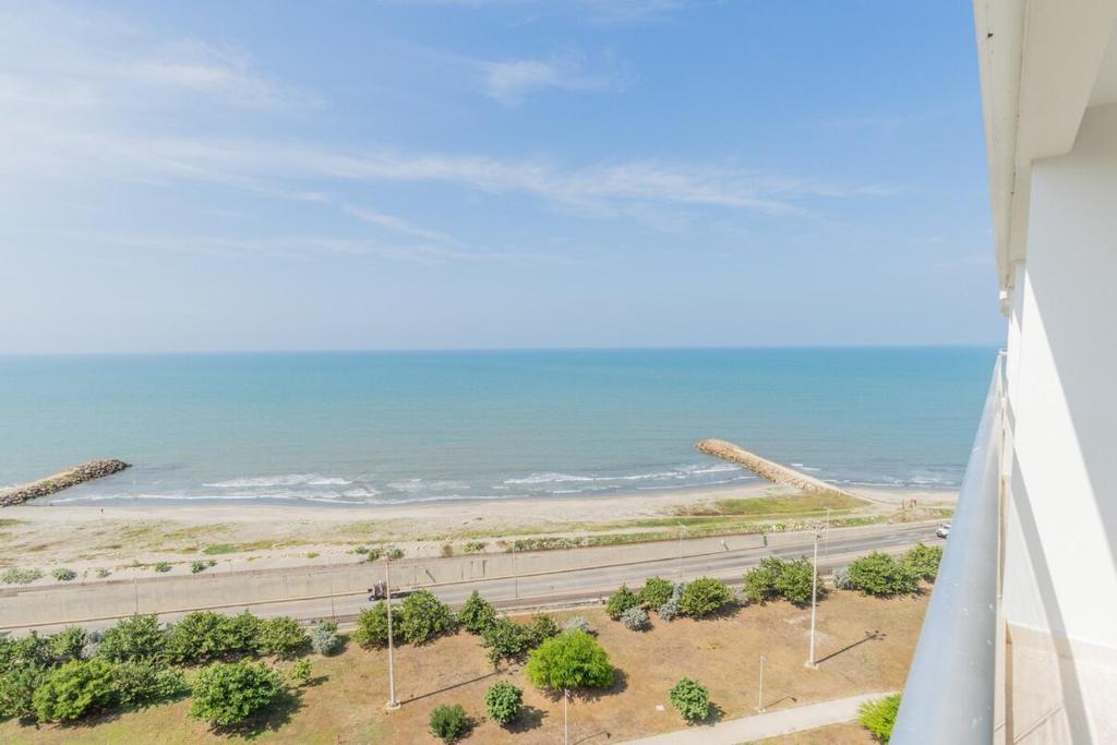 Apartamento con vista al mar, terraza privada y piscina cerca aeropuerto - 2
