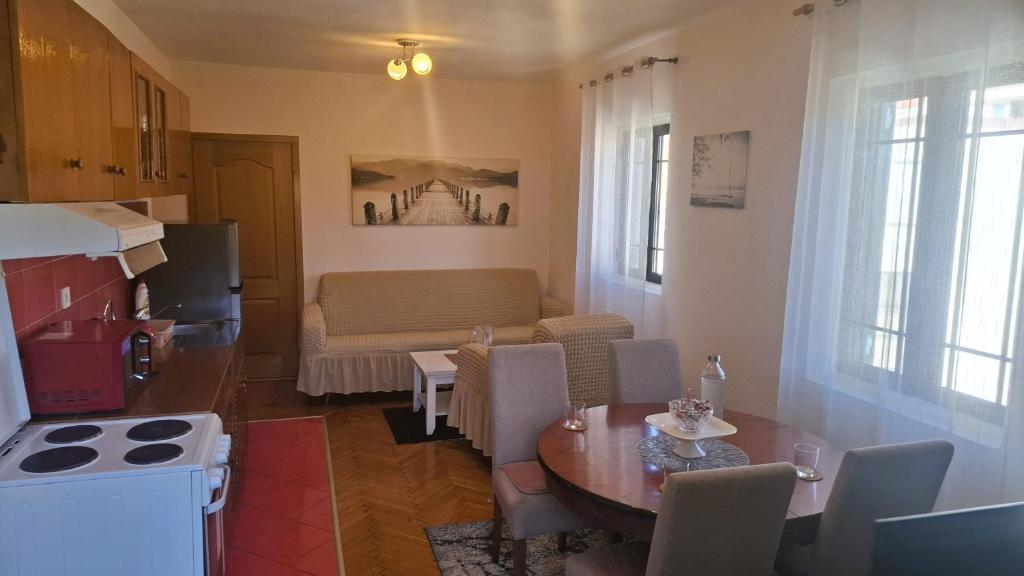VUK's 5 min from the BEACH Two-Bedroom Apart - 5