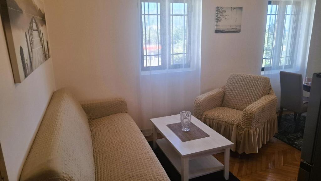 VUK's 5 min from the BEACH Two-Bedroom Apart - 2