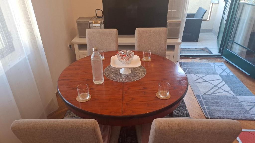 VUK's 5 min from the BEACH Two-Bedroom Apart - 4