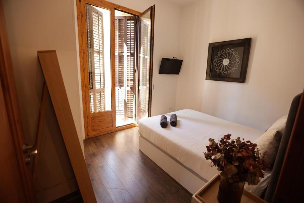 Bright and Spacious City Center Apartment - 2